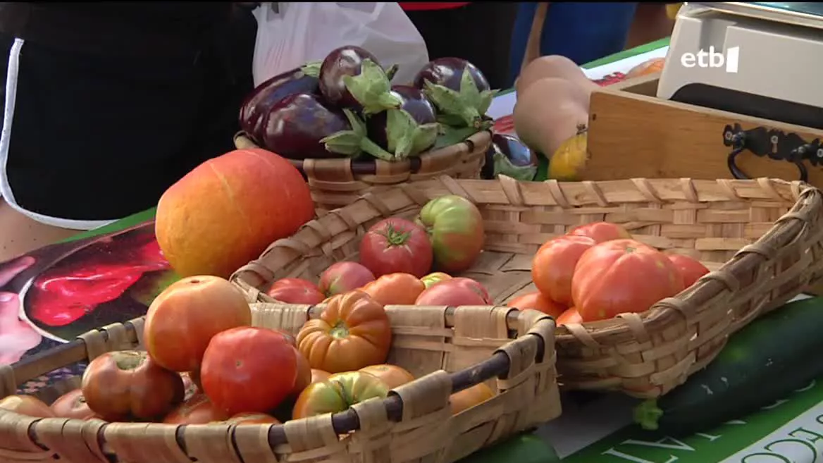 Orain egun batzuk irabazi zuen Espainiako tomate onenaren saria, bigarren urtez jarraian. Gaur, igandean, tomateari lotutako seigarren azoka egin dute. Protagonista gorriak izan dira, baina ohi baino gutxiago azken hilabeteotako lehorte eta beroaren ondorioz.