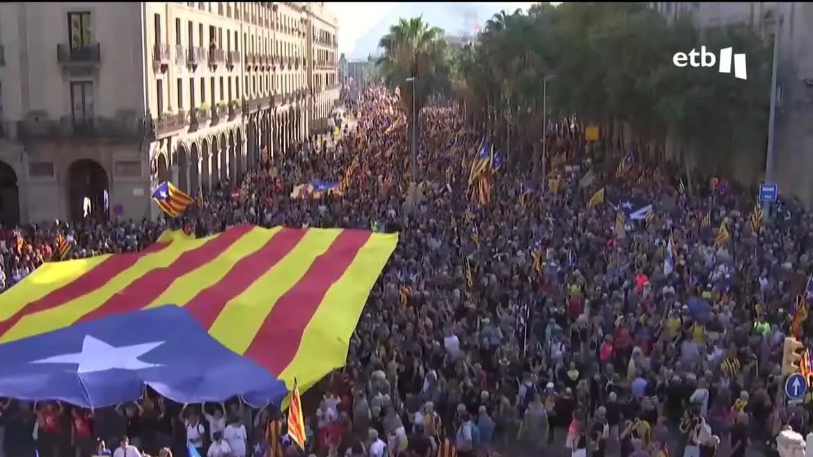 Los partidos llegaban divididos, y ERC había anunciado que no iba a asistir, al igual que el president de la Generalitat, Pere Aragonès. Con todo, ha sido una manifestación multitudinaria; con 150 mil personas en las calles de Barcelona según la Guardia Urbana, y 700 000, según la ANC.