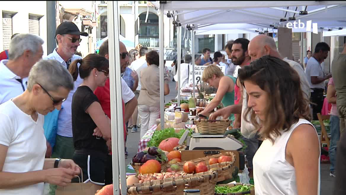 Hace unos días se llevó el premio al mejor tomate de España por segundo año consecutivo. Hoy domingo se ha celebrado la sexta feria ligada al tomate. Los tomates han sido los protagonistas, pero menos de lo habitual debido a la sequía y el calor de estos últimos meses.