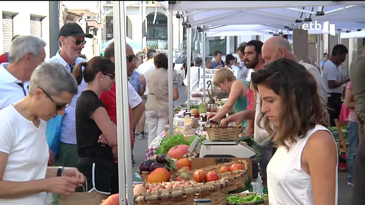 Hace unos días se llevó el premio al mejor tomate de España por segundo año consecutivo. Hoy domingo se ha celebrado la sexta feria ligada al tomate. Los tomates han sido los protagonistas, pero menos de lo habitual debido a la sequía y el calor de estos últimos meses.