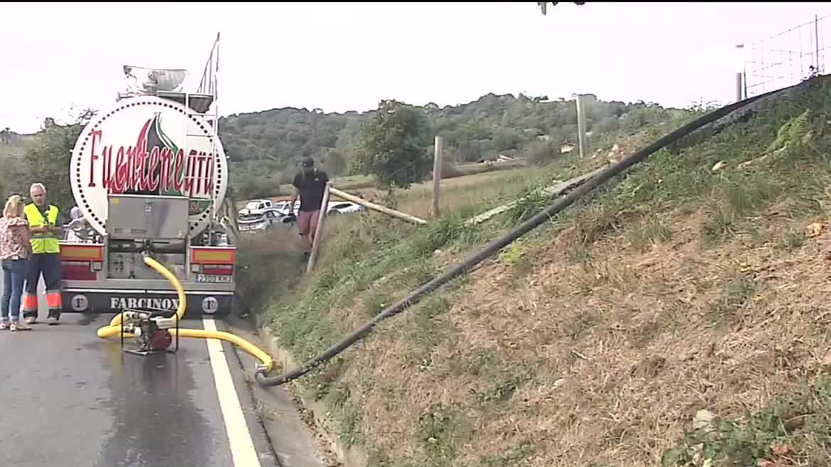 Ura ekarri duen kamioia. EITB Mediaren bideo batetik ateratako irudia.