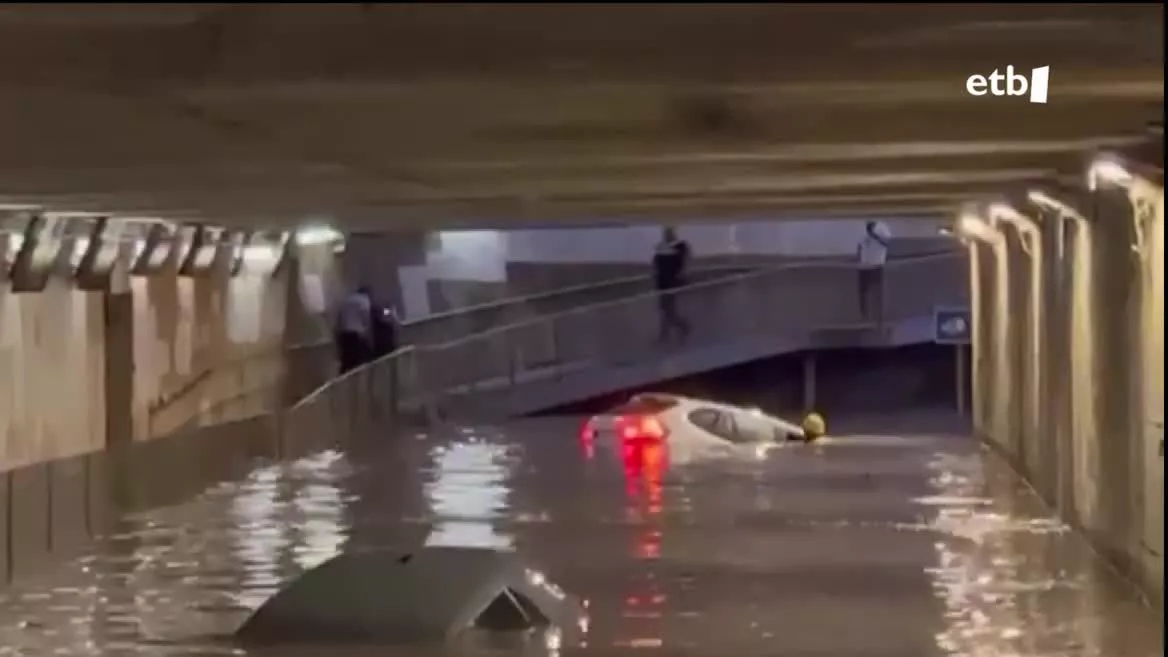 63 urteko gizon bat erreskatatu behar izan dute Mataron, tunel batean urak hartuta eta bera kotxean harrapatuta geratu ostean.