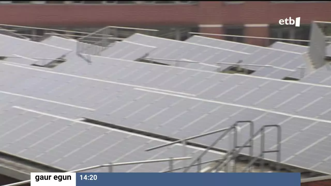 Eguzki-panelak. EITB Mediaren bideo batetik hartutako irudia.