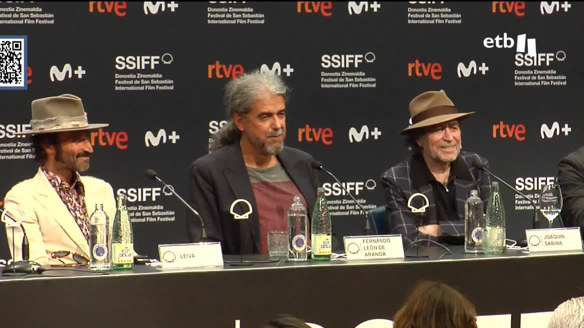 El Velódromo vuelve a recibir al público del Zinemaldia tras el impás de la pandemia, y en este caso lo hace para proyectar un documental sobre Joaquín Sabina, dirigido por Fernando León de Aranoa. Su protagonista se ha presentado allí para el estreno, acompañado también de su colega Leiva.