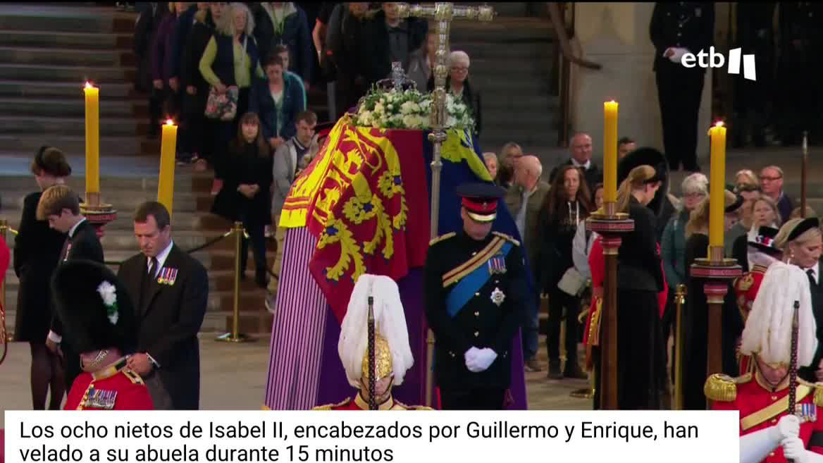 Los nietos de la difunta monarca británica han guardado un cuarto de hora de silencio junto al féretro de su abuela.