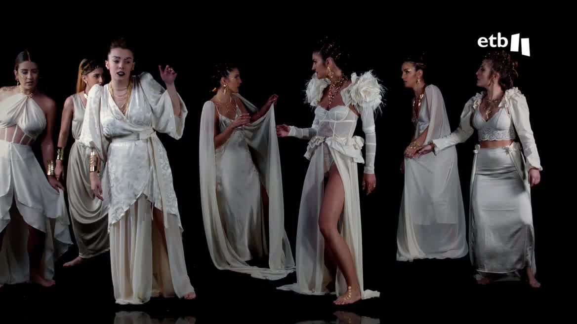 Arreglos electrónicos, percusión y trikitixa combinan con siete poderosas voces femeninas. Han sido las encargadas de cerrar el festival, que comenzaba el miércoles, y las últimas en pisar su escenario.