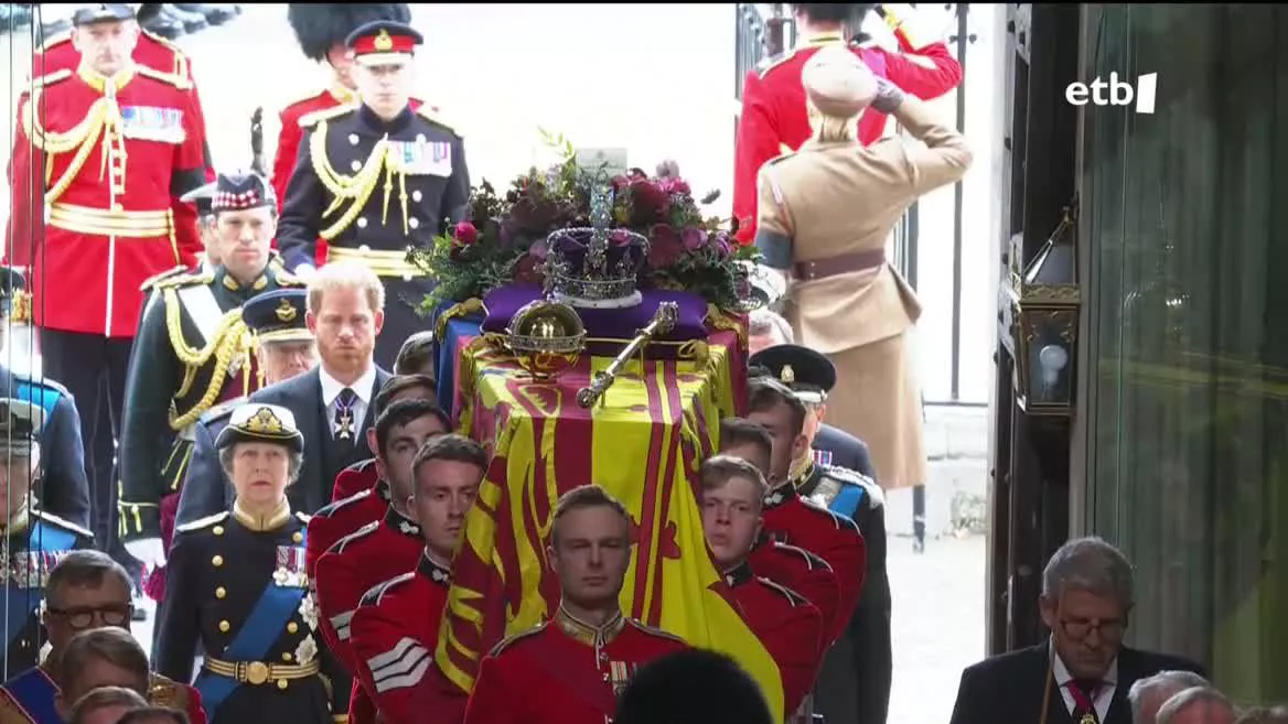 Elizabeth II.aren hilkutxa. Agentzietako bideo batetik ateratako irudia.