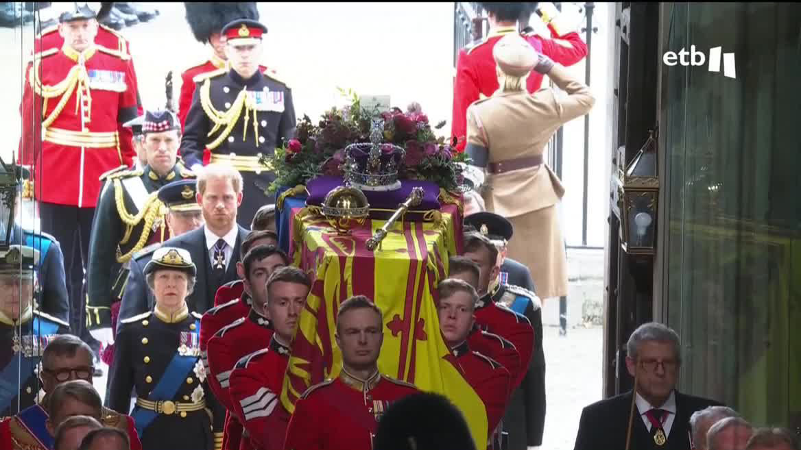 El féretro de Isabel II entrando en la Abadía de Westminster.