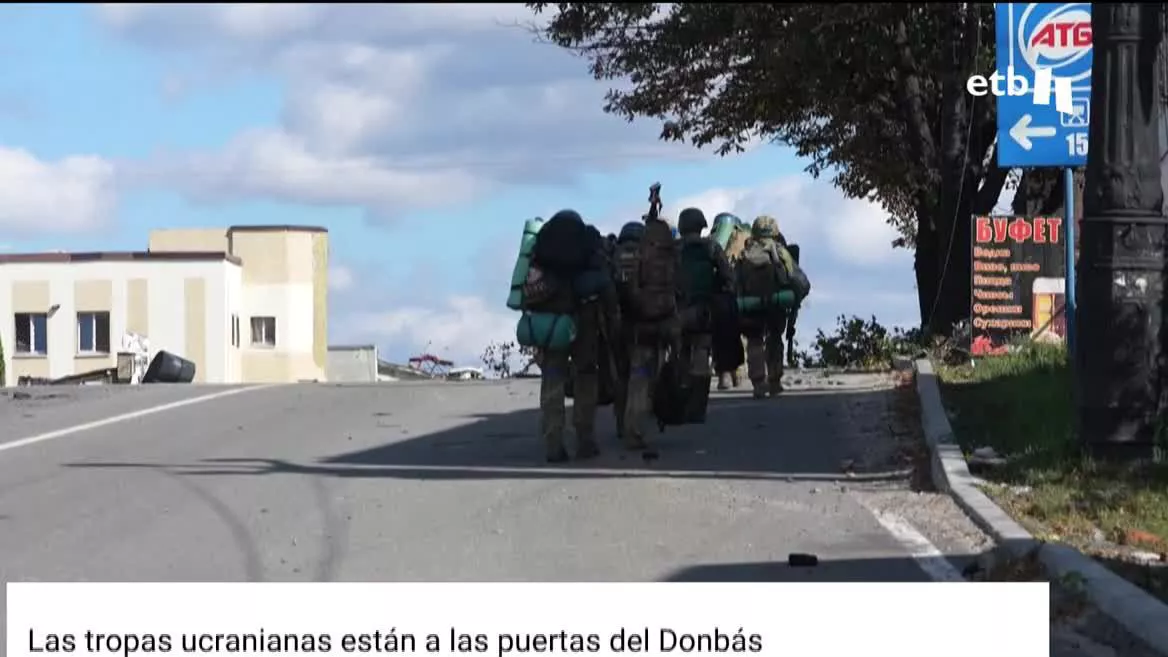 El Gobierno de Ucrania asegura que sus soldados han cruzado, en varios puntos, el estratégico río Oskil. La población civil, mientras, huye de los combates.