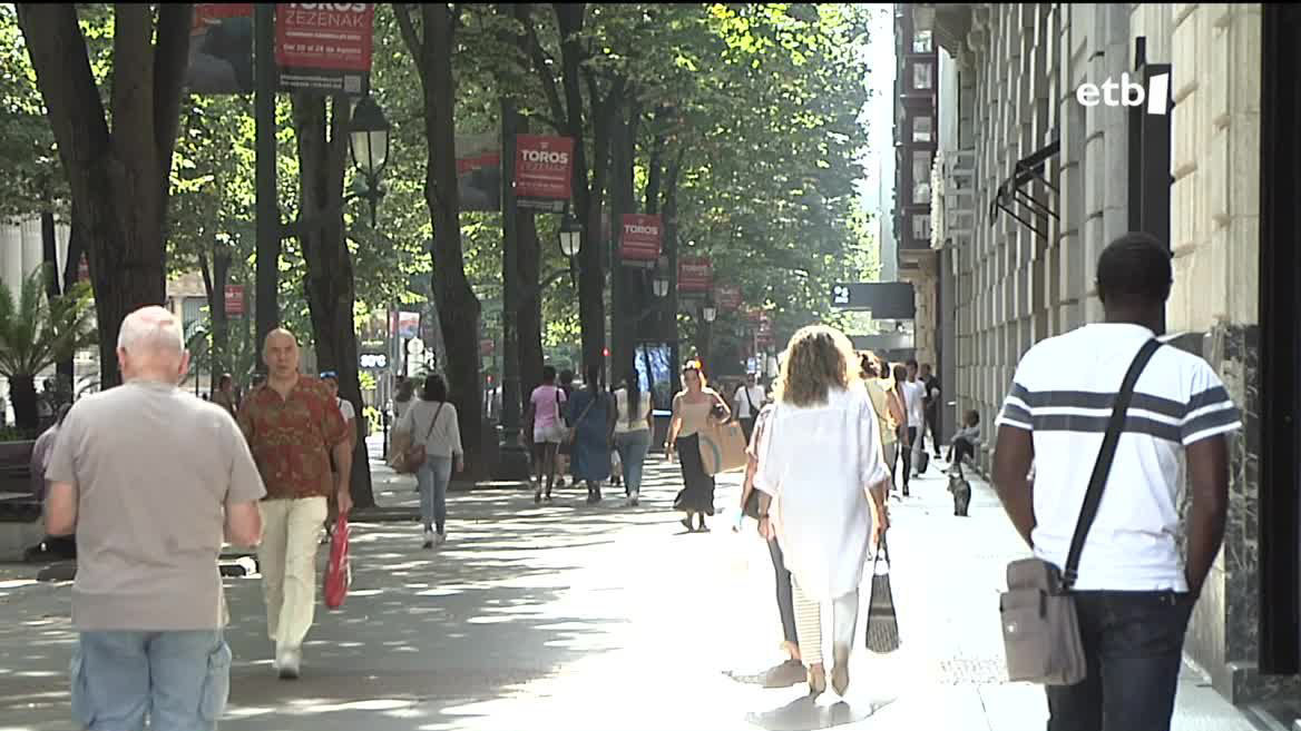 Jendea kalean. EITB Mediaren bideo batetik ateratako irudia.