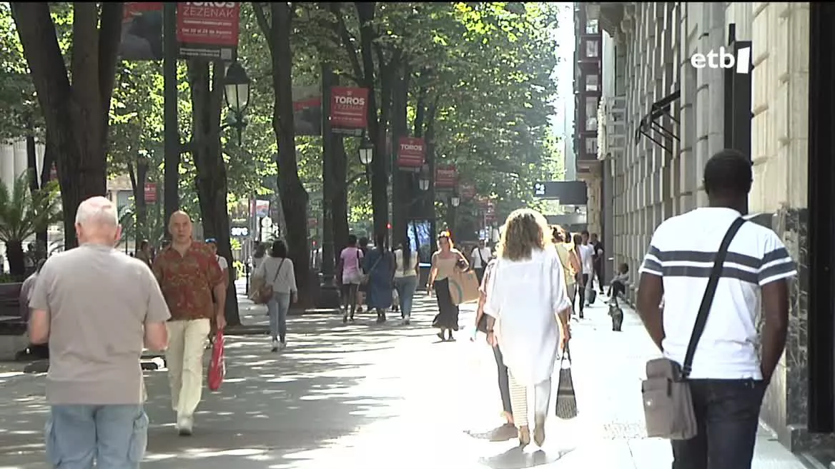 Jendea kalean. EITB Mediaren bideo batetik ateratako irudia.