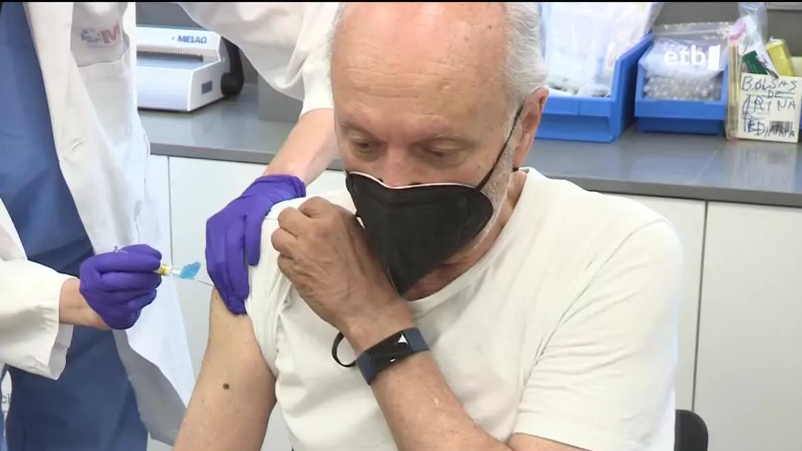 Gizon bat txertoa jasotzen. EITB Mediaren bideo batetik ateratako irudia.