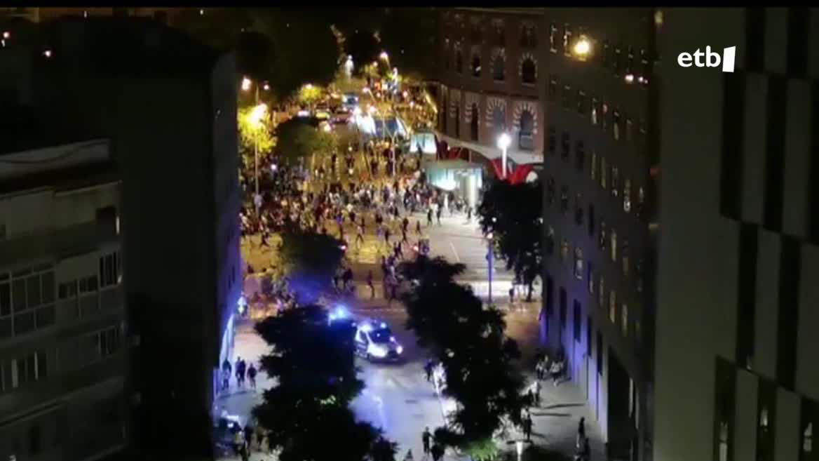 Kontzertuak bukatu direnean, igande goizaldeko 05:00ak inguruan, hasi dira istiluak. Astelehen honetan amaituko dira jaiak, eta gauean gerta litekeenarekin arduratuta daude dendariak eta herritarrak.