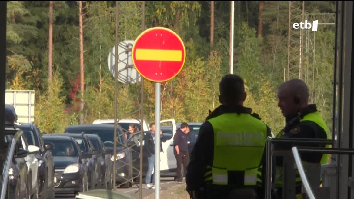Errusiako ehunka herritar ihesi daude Putinek mobilizazio partziala iragarri ondoren; besteak beste, Istanbulgo (Turkia) nazioarteko aireportua dute helmuga. Kasu askotan, Moskutik ateratzeko hegaldien prezioak hamar bider handitu dira.