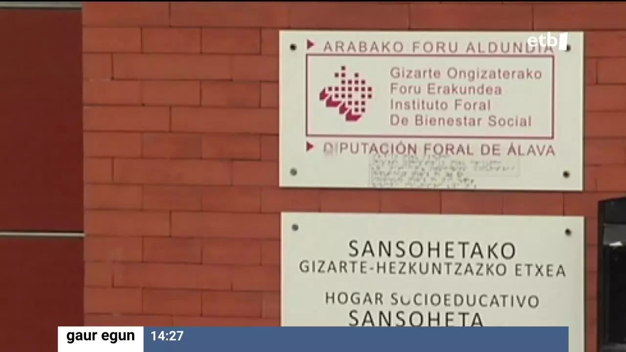 Akusatuen aulkian 10 gizon eseriko dira Arabako Aldundiaren tutoretzapean Sansohetako zentroan bizi ziren adin txikikoei ustez sexu harremanak izateko ordaintzeagatik. EITB Mediak jakin ahal izan duenez, gutxienez bi akusatuk akordioa lortu dute Fiskaltzarekin, karguak onartuta.