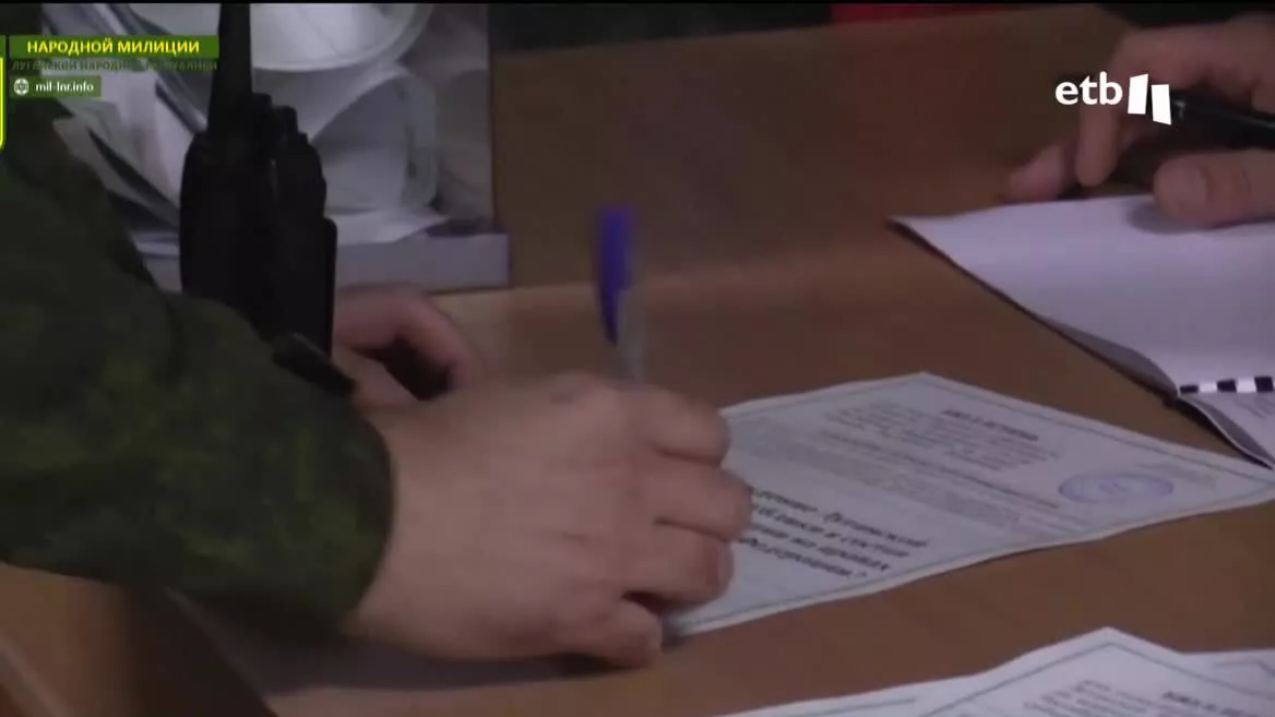 Muchos rusos en fuga y otros, reservistas, se están presentando en las oficinas de inscripción tras recibir el aviso. Moscú ha impuesto sanciones para los que se nieguen a movilizarse, mientras que el presidente ucraniano ha anunciado garantías para los soldados rusos que se rindan.