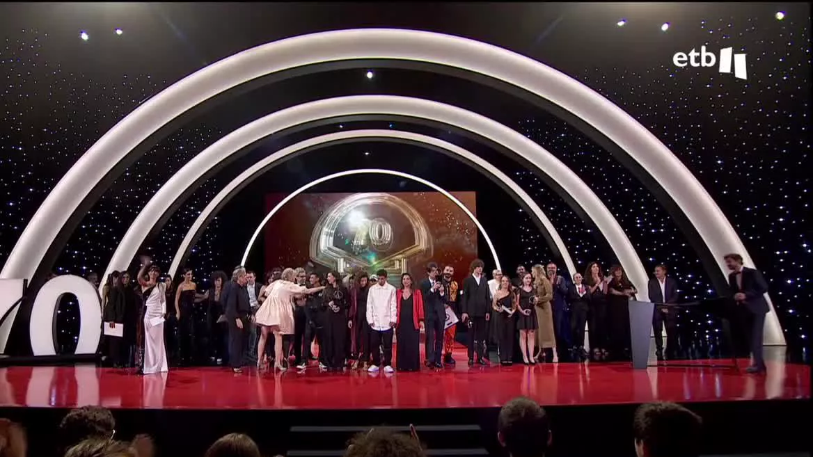 La gala del sábado nos dejó un protagonista; el largometraje colombiano "Los reyes del mundo" de Laura Mora, que se llevó la Concha de Oro. Por su parte, la ópera prima del donostiarra Mikel Gurrea, "Suro", se llevó tres premios, entre los que figuró el Premio Irizar al Cine Vasco.
