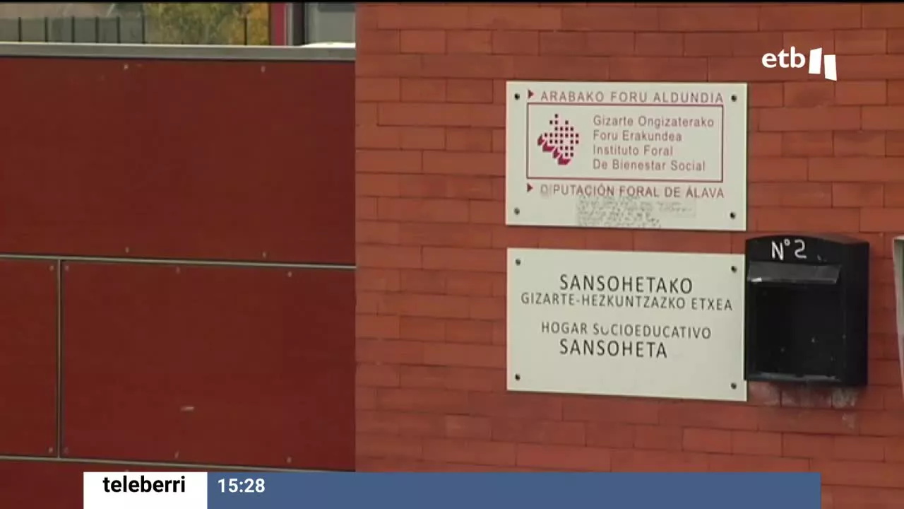 10 hombres están acusados de pagar por sexo a menores tutelados de la Diputación alavesa que vivían en el centro Sansoheta. Según ha podido saber EITB Media, al menos dos acusados han alcanzado un acuerdo con la fiscalía para asumir la culpa a cambio de una reducción de sus penas.