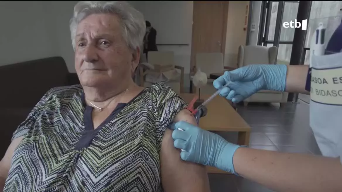 Txertaketa Hondarribian. Erresidentziaren bideo batetik atearatako irudia.