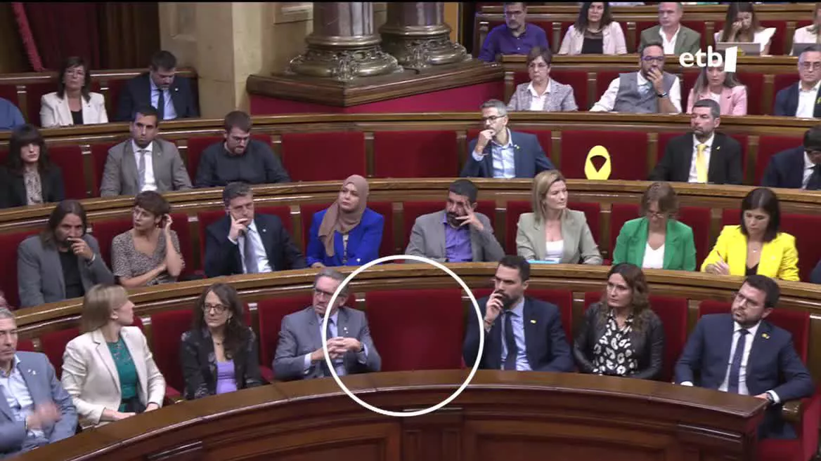 Puigneoren aulkia hutsik. Agentzietako bideo batetik ateratako irudia.