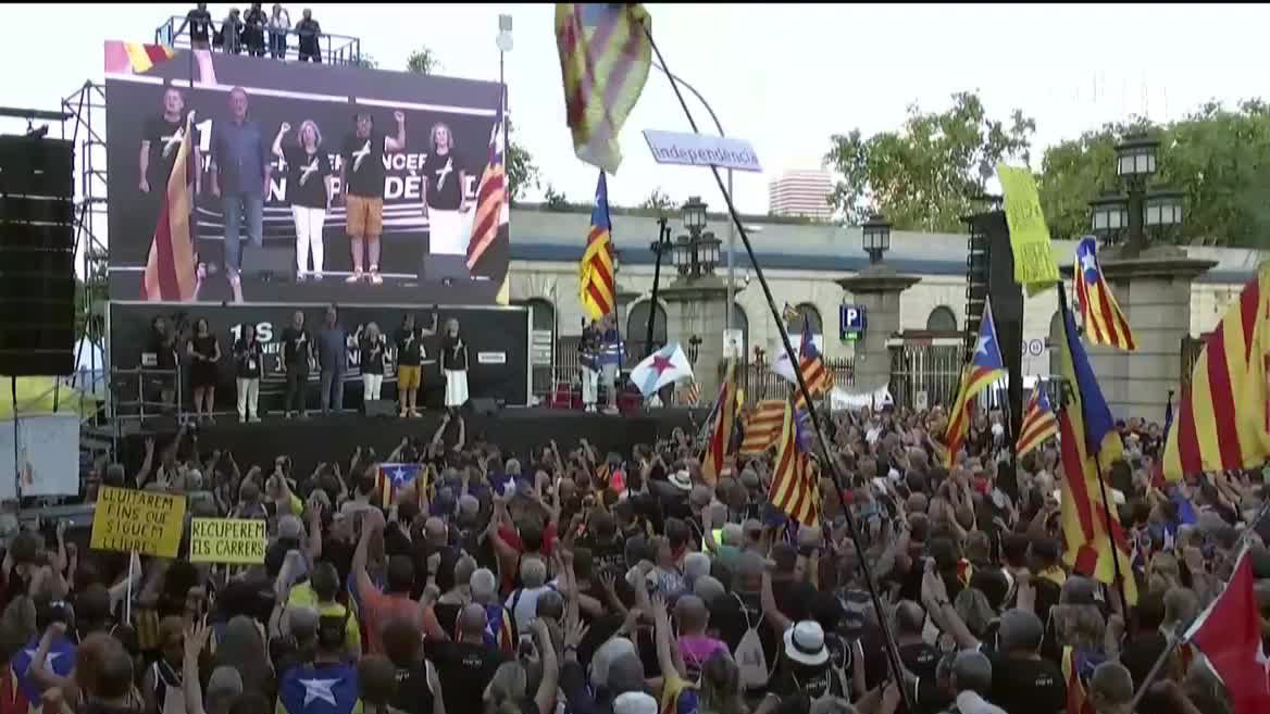El Govern catalán dejó en manos de la calle cuestiones que no podía llevar a cabo. Ello unió al movimiento social, y llevó a la colocación de urnas para preguntar a la ciudadanía sobre una Cataluña independiente.