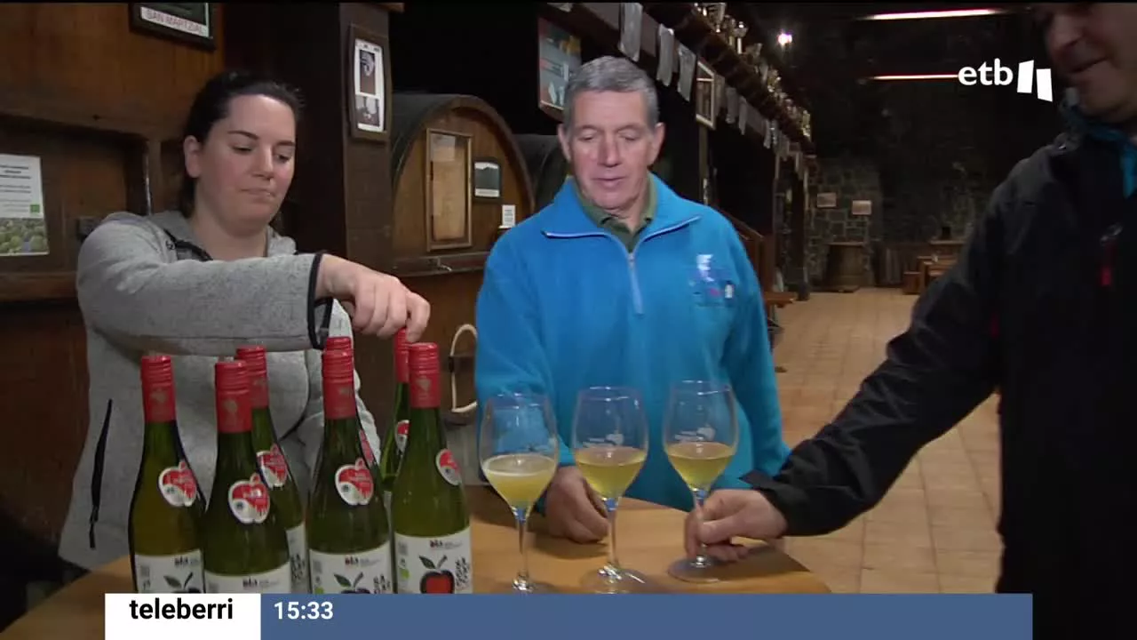 Euskal sagardoa. Una foto obtenida de un vídeo de EITB Media.