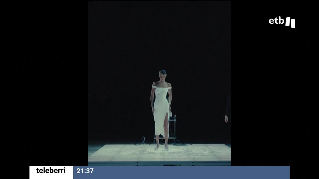 La modelo Bella Hadid, casi desnuda, ha sido salpicada con un sorprendente líquido; una vez solidificado se ha convertido en un sorprendente vestido blanco. Es la renovación de la casa Coperni.