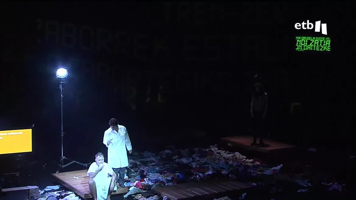 El estreno tendrá lugar en Luhuso, y, a continuación, dará comienzo a una gira por toda Euskal Herria. La basura sirve como metáfora teatral, en el escenario.