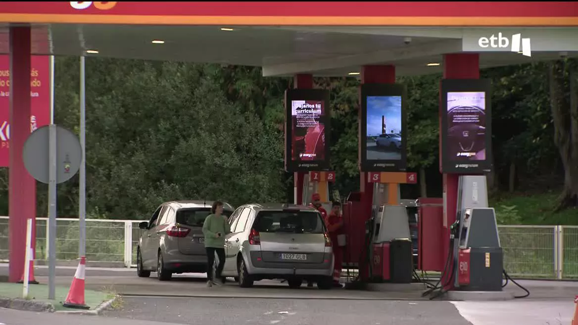 Sucede por el conflicto de las refinerías que existe en el Estado francés. Afecta especialmente a los camioneros, que están llenando sus depósitos para poder llevar a cabo su trabajo sin complicaciones.
