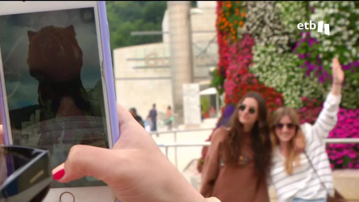 Turistas posan frente a Puppy.