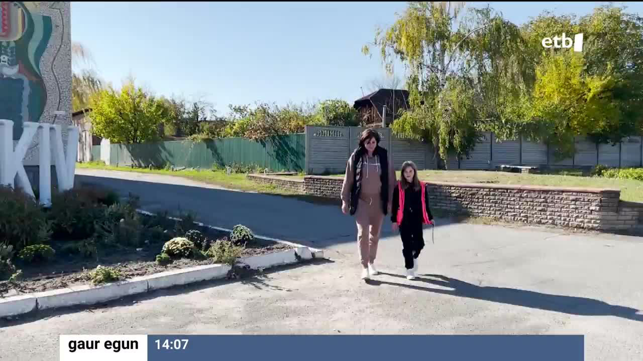 Euskal Herrian hainbat hilabete igaro ondoren, Ukrainara itzuli dira dozenaka haur. Daxa eta Lisa dira horietako bi, eta ETB eurekin egon da. Herrialdea nola aurkitu duen azaldu digute.