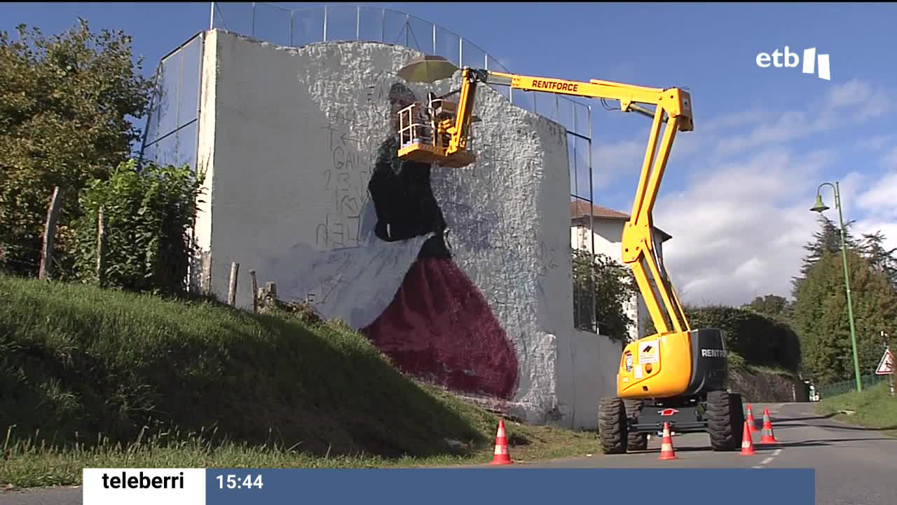 Una cita que está convirtiendo la capital labortana en un museo al aire libre, y es que ya son 77 las paredes que han confiado a artistas que realizan grandes obras. En este nueva edición están realizando 11 nuevos murales.