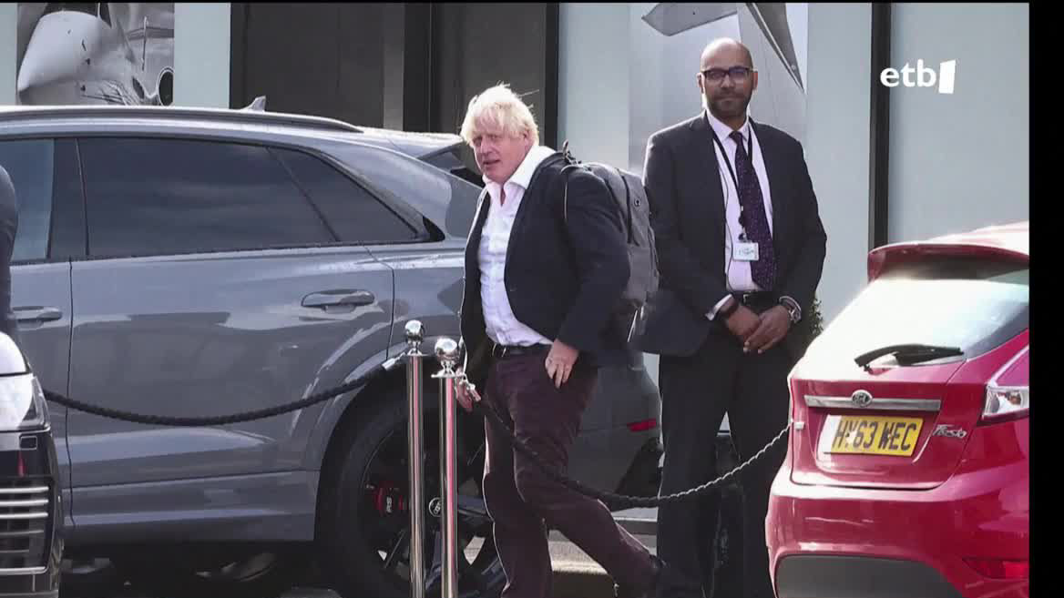 Johnson oporretan zegoen Kariben, baina goizean Londresera itzuli da, eta ikusmina sortu du. Lehen ministro kargurako 46 abal ditu dagoeneko, inkesten arabera.