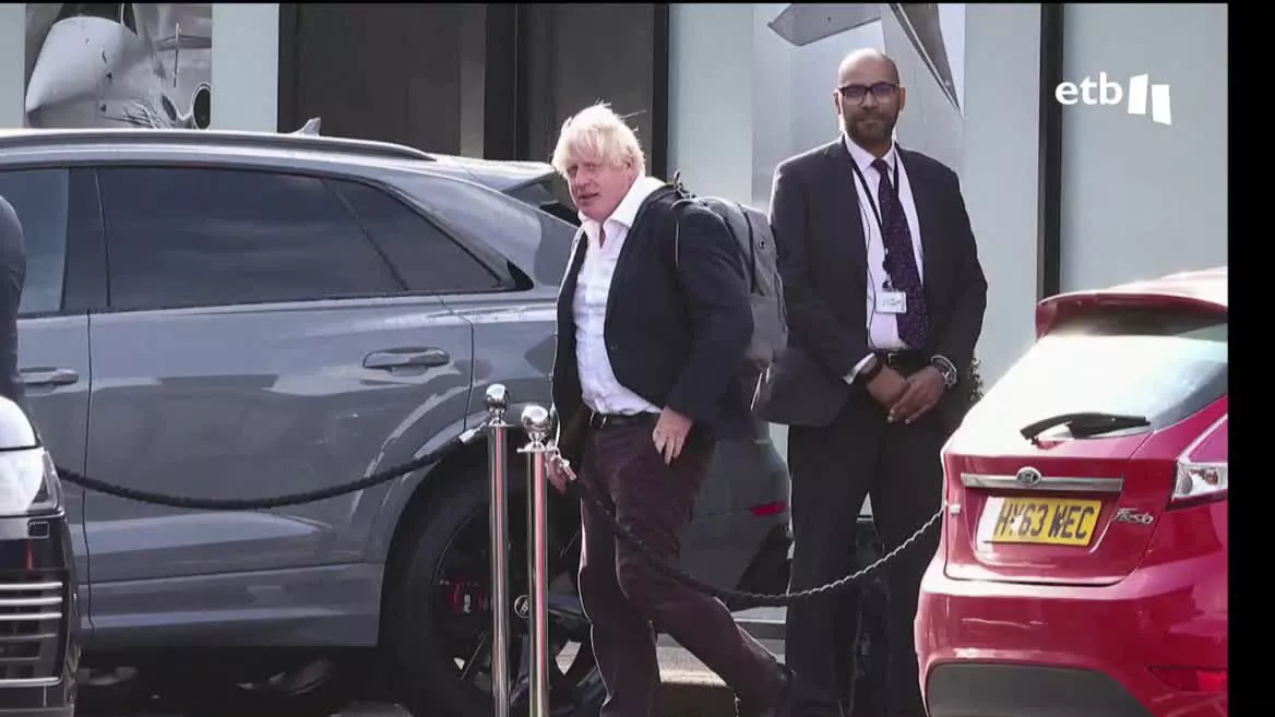 Johnson estaba de vacaciones en el Caribe, pero acaba de regresar a Londres, y ello ha creado expectación. Tiene 46 avales para volver al cargo de primer ministro, según las encuestas.