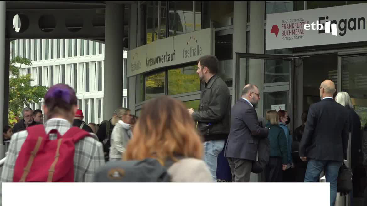 En Frankfurt se celebra estos días la mayor feria del libro europea y una de las más relevantes a nivel mundial. Este año, entre los 4000 expositores de casi 100 países hay nombres vascos. Nuestras editoriales viajan allí para pulsar cómo está el mercado y para cerrar negocios.