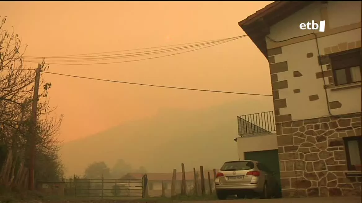 Cielo rojizo y humo producido por el incendio de Balmaseda. Foto: EFE