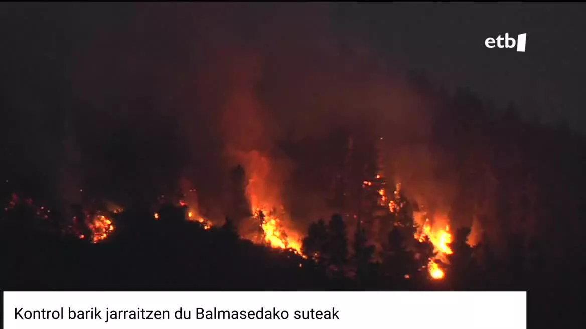 Suhiltzaileak lanean ari dira Balmasedan bizirik dirauten suak itzaltzeko. Egun osoan lau foku egon dira piztuta, eta haizeak zaildu egin ditu itzaltze lanak. Bloke informatibo honetan jaso ditugu orain arteko gako guztiak; ebakuatutako bizilagunak, suteen mapa eta adituen hitzak, besteak beste.