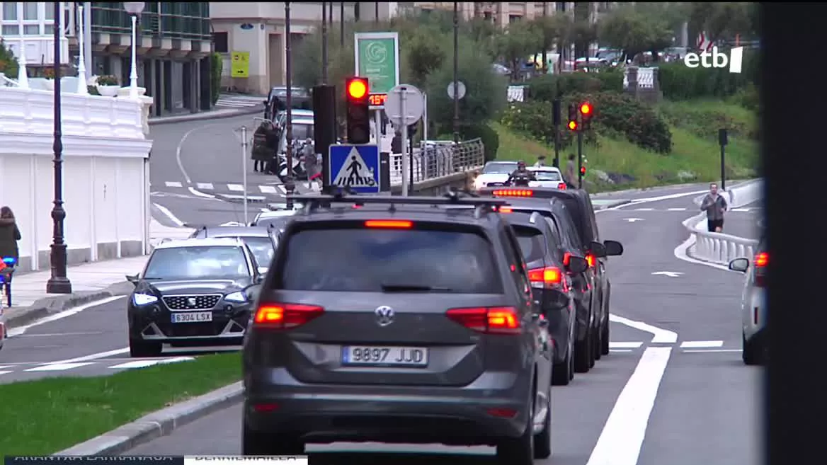 EITB Dataren emaitzen arabera, ohiturak aldatzen ari gara, baina oso poliki. Garraio publikoa gehixeago erabiltzen dugu eta, hirietako azpiegiturak ere pixkanaka-pixkanaka aldatzen ari direnez, oinez eta bizikleta ibiltzeko ohitura hedatzen ari da, baina autoa erabiltzen dugu gehienbat.