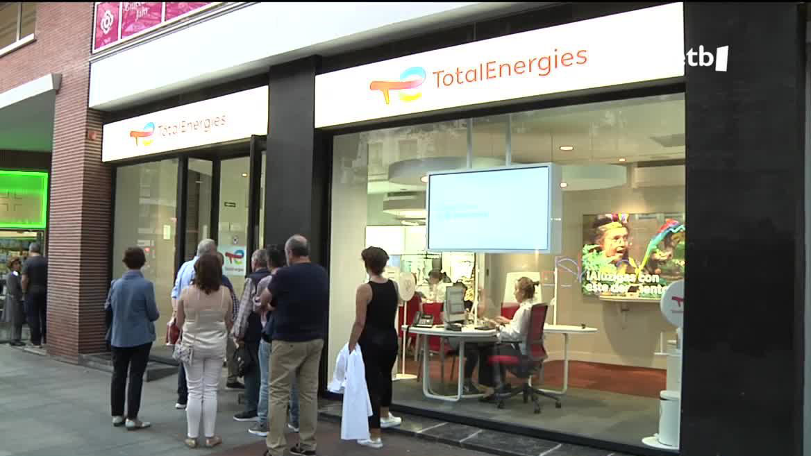 Espainiako Merkatuen eta Lehiaren Batzordeak abiatu du ikerketa; izan ere, bezeroak kexu dira, gasa merkaturatzen duten enpresek telefonoz ez dietelako arreta ematen, eta bulegoetan, aldiz, ilaran orduak eta orduak ematen dituztelako, itxaroten.