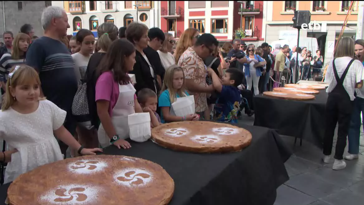 Pasteles vascos gigantes, hoy en Tolosa. Imagen extraída de un vídeo de EITB Media.