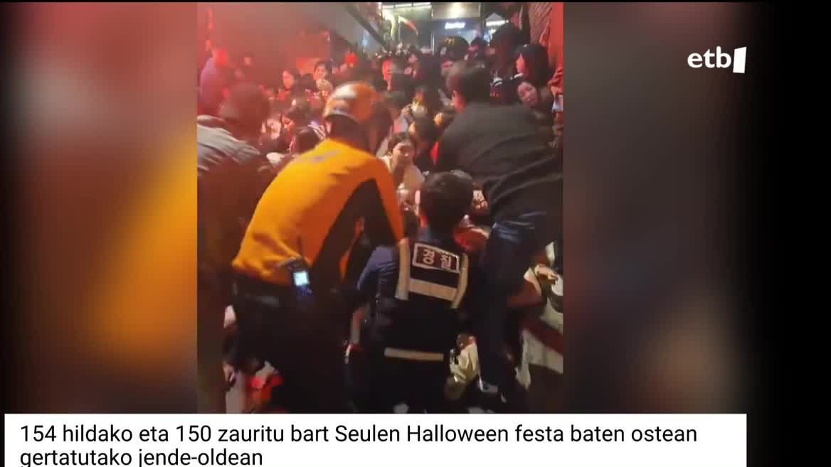 Gutxienez 154 lagun hil dira eta ehunka zauritu daude. Kale estu batean jendetza harrapatuta geratu da, eta arnasa hartu ezinik jendea hiltzen hasi da.