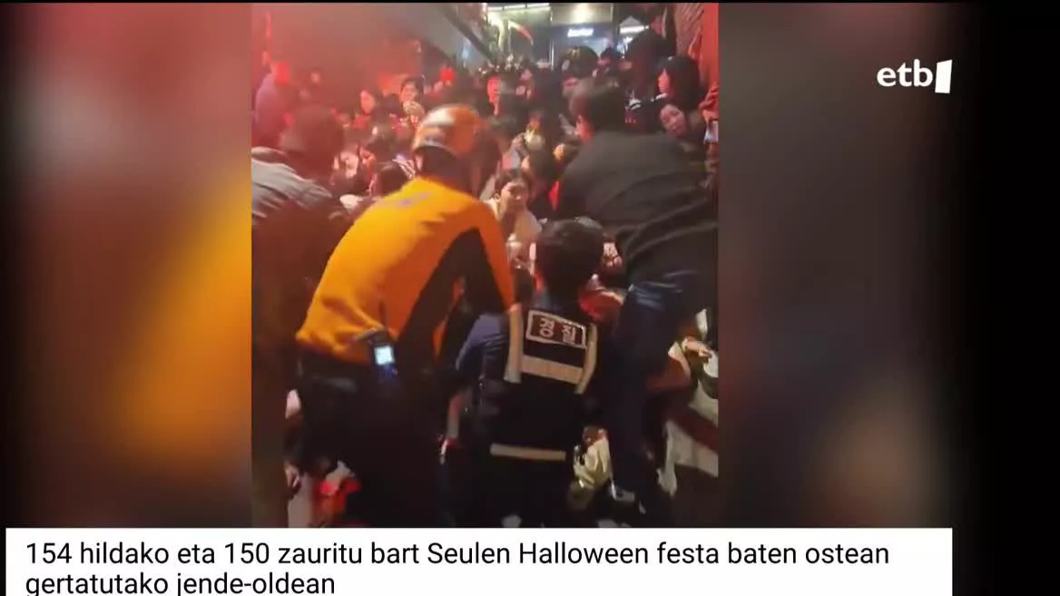 Gutxienez 154 lagun hil dira eta ehunka zauritu daude. Kale estu batean jendetza harrapatuta geratu da, eta arnasa hartu ezinik jendea hiltzen hasi da.