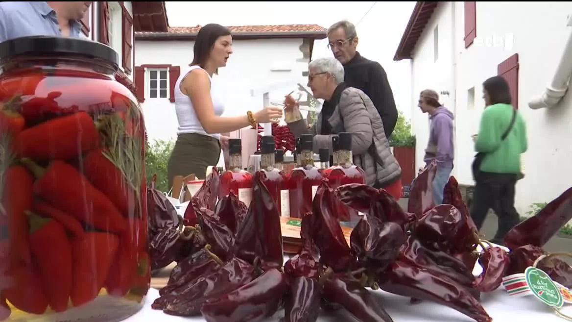 Ezpeletan biperrak dira protagonista igande honetan. 32.000 pertsona espero dituzte Biper festaren 53. edizioa ospatzeko.