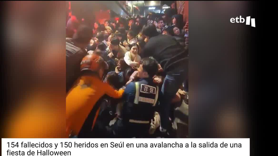 Hay al menos 154 personas muertas y cientos de heridos. Una aglomeración se quedó atrapada en una calle estrecha, y comenzaron a morir, al no poder respirar.