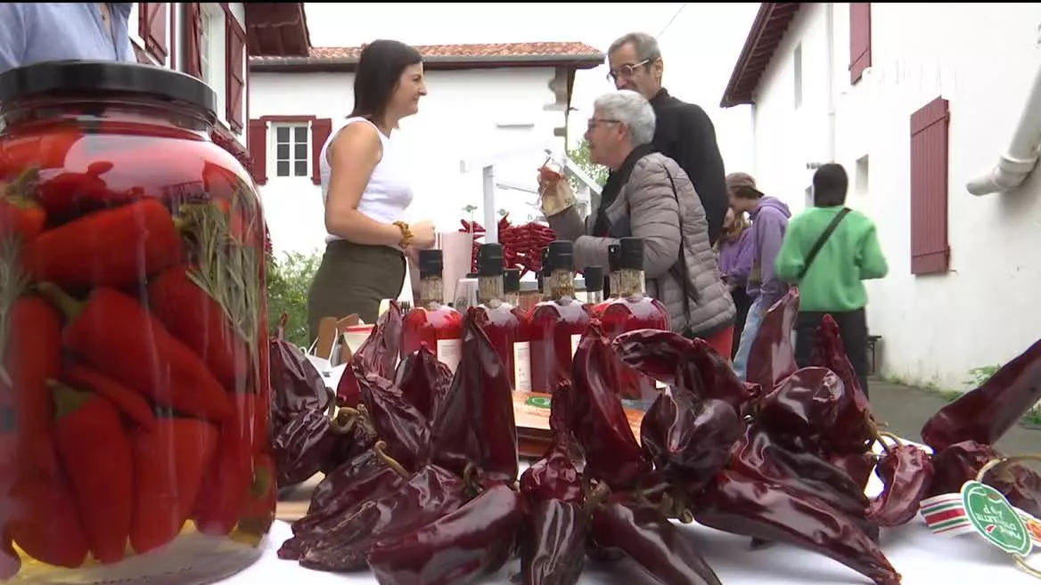 Este domingo, los pimientos son los grandes protagonistas en Ezpeleta. La localidad espera a lo largo del día unas 32 000 personas para celebrar la edición 53 de la Fiesta del Pimiento.