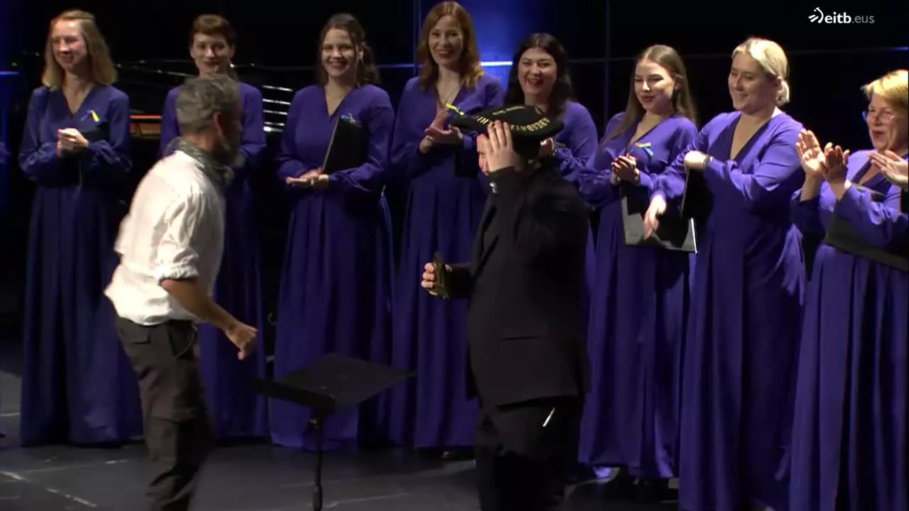 Alexey Shamritskyk zuzentzen duen taldeak, ganbera abesbatza onenaren saria jaso du polifonia eta folklore ataletan, eta publikoaren eta Kutxa sariak ere bereganatu ditu. Irudiotan, Shamritskykek entzulegoaren saria jaso duen unea.
