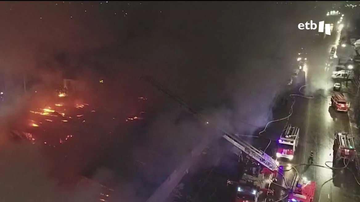 Una discusión en un local de la ciudad de Kostromá ha terminado con un hombre disparando una pistola de bengalas, que han causado el incendio que ha acabado con la vida de 15 personas. Además, otras 250 han tenido que ser evacuadas. El sospechoso había huido del lugar pero ha sido detenido.