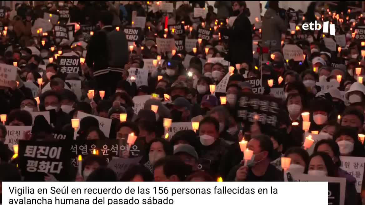 Corea del Sur termina este sábado el periodo de luto. Sentados en mitad de la carretera, con carteles y con una vela alzada, los participantes en la vigilia han recordado a las víctimas y han pedido la dimisión de Yoon Suk-Yeol, el presidente del país.