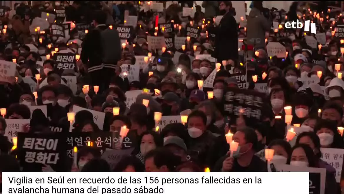 Corea del Sur termina este sábado el periodo de luto. Sentados en mitad de la carretera, con carteles y con una vela alzada, los participantes en la vigilia han recordado a las víctimas y han pedido la dimisión de Yoon Suk-Yeol, el presidente del país.