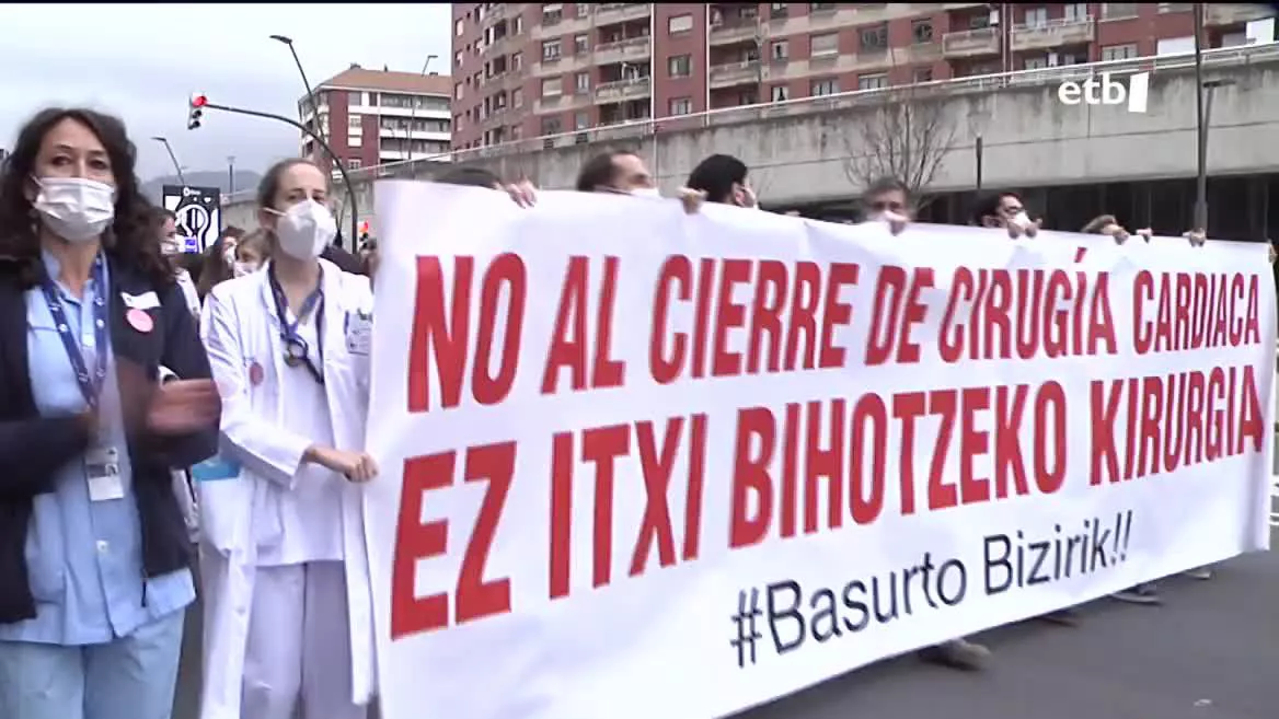 Basurtuko Bihotzeko Kirurgia Zerbitzua Gurutzetako Ospitalera eramateko erabakia geldiarazi egin du epaile batek. Premiazko eta kautelazko etetea agindu du, auziaren inguruko erabakia hartu bitartean. Medikuek eskatu zuten fusioa geldiaraztea, Osasun Saila ospitalea desegiten ari dela argudiatuta.